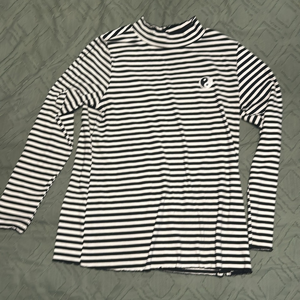 Hot Topic B+W Striped Yin Yang Top - Picture 5 of 6